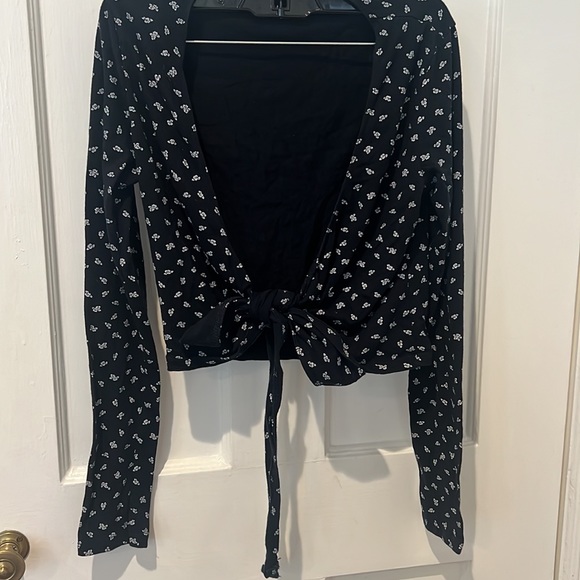 Brandy Melville Navy Blue Floral Long Sleeve Tie Front Coco Wrap Top One Size - Picture 2 of 6